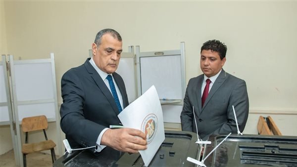 وزير-الدولة-للإنتاج-الحربي-يُدلي-بصوته-في-انتخابات-مجلس-الشيوخ