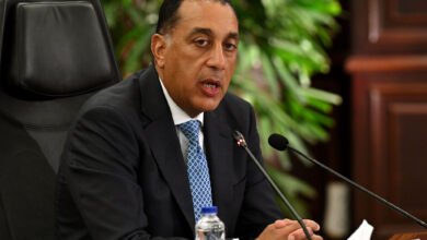 الحكومة-تنفي-حظر-حركة-المواطنين-وتعليق-الدراسة-لمدة-15-يومًا