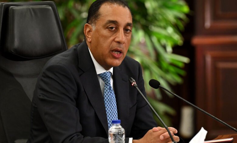 الحكومة-تنفي-حظر-حركة-المواطنين-وتعليق-الدراسة-لمدة-15-يومًا